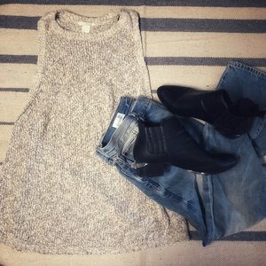 Knitted sleeveless loose fitting top